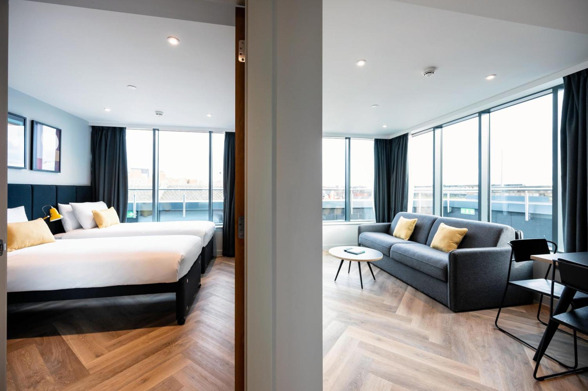 Staycity Tivoli Apartahotel 4*